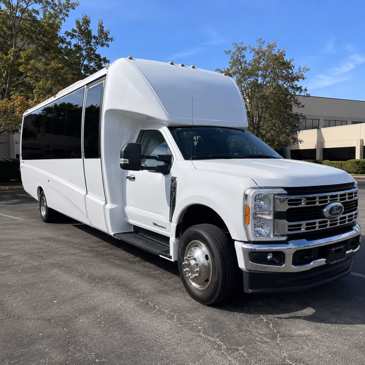 corporate airport transfer buses between brooklyn park and msp